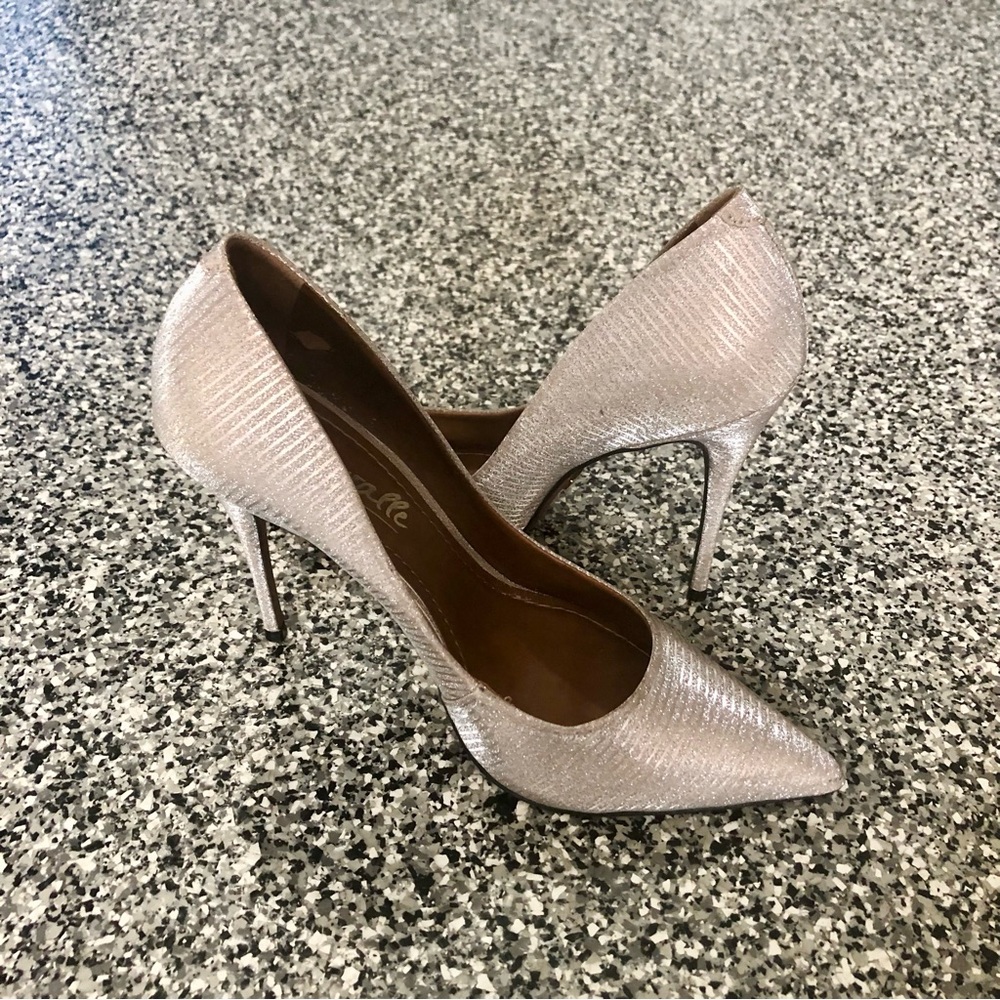 L’intervalle ✦ Champagne Metallic 4.5” High Heels Pumps (size 8)
